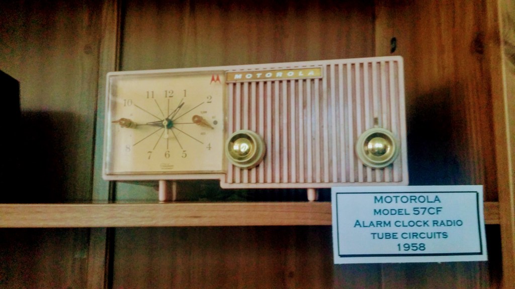 Vintage Motorola Model 57CF AM Tube Radio compass music and art center vt